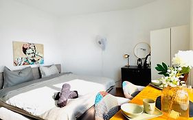 Comfortable Private Rooms in 5BR Apartment Near Kaufpark Alterlaa